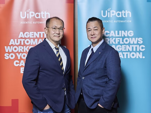 UiPath大中華區區域副總裁陳名璋左、UiPath資深產品技術顧問蔡君浩右