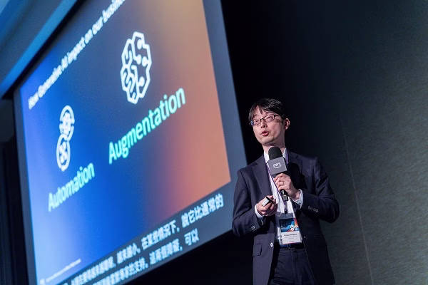 AWS 生成式 AI 技術 助力三菱日聯金融集團加速業務自動化 4 三菱日聯銀行Quant Innovation團隊負責人堀金哲雄帶領團隊運用AWS打造AI驅動的金融服務