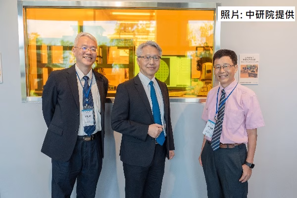 量子晶片製程研發平台－李超煌主任、廖俊智院長、陳啟東特聘研究員（由左至右）