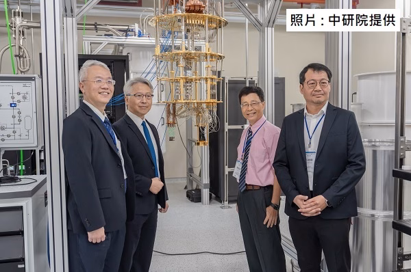 量子計算測試平台－李超煌主任、廖俊智院長、陳啟東特聘研究員、呂德輝研究助技師（由左至右）
