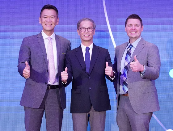 （由左至右）台灣微軟總經理卞志祥、數位發展部數位產業署署長林俊秀、微軟 Power Platform 全球資深副總裁 Ryan Cunningham。
